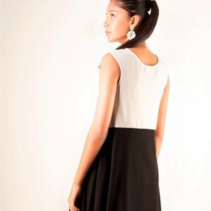 Karen Kane Black and White Sleeveless V Neck Tunic Top NWT 78.00